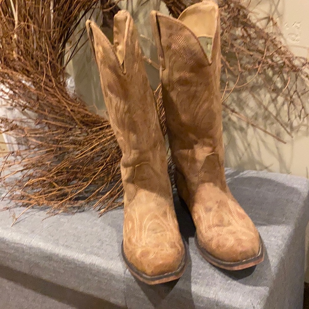 Brown cowgirl boots